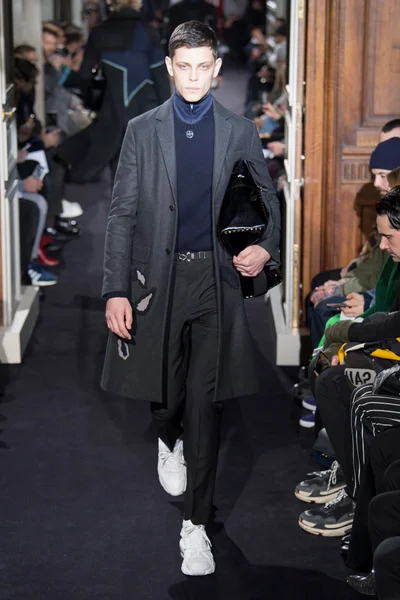 Look 10